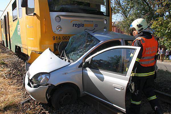 Dopravní nehoda ve Zlíně, řidička osobního auta vjela na přejez při průjezdu vlaku.