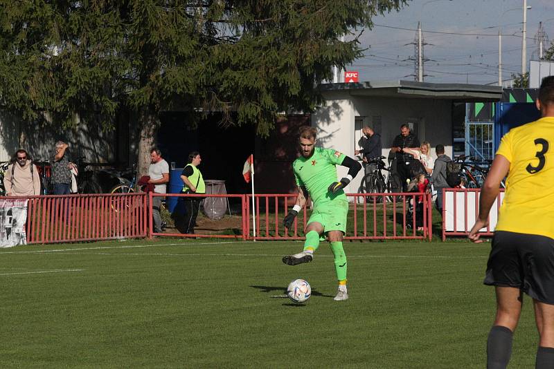 Fotbalisté Kroměříže (žluté dresy) zvítězili na hřišti Kvítkovic 4:1 a ve třetí lize si upevnili vedoucí pozici.