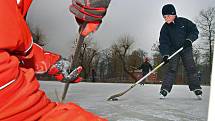 Děti v Otrokovicích neodradila v pondělí 6. února ani nízka teplota od toho, aby na zamrzlé ploše místního hřiště hráli hokej.
