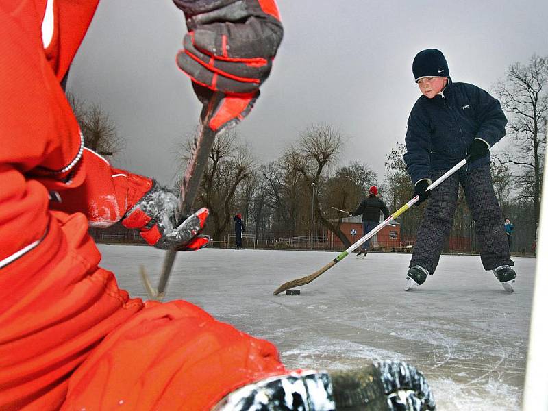 Děti v Otrokovicích neodradila v pondělí 6. února ani nízka teplota od toho, aby na zamrzlé ploše místního hřiště hráli hokej.