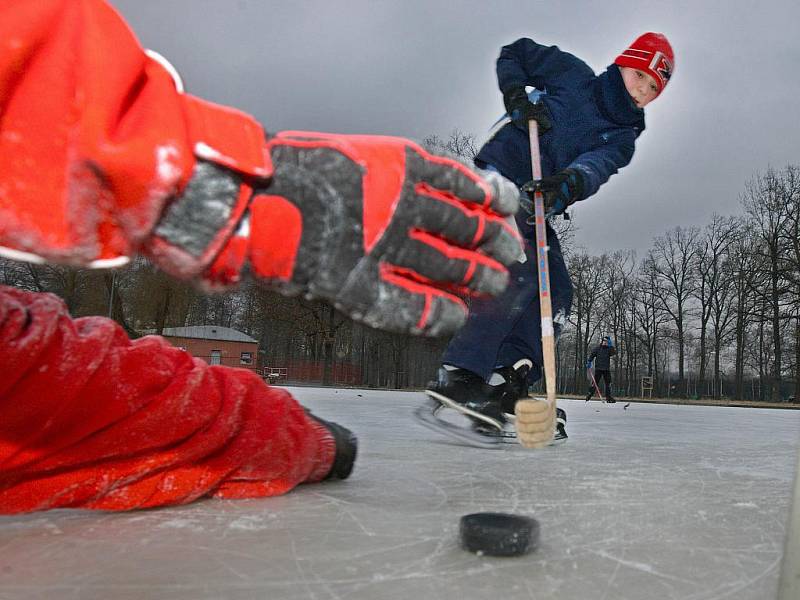 Děti v Otrokovicích neodradila v pondělí 6. února ani nízka teplota od toho, aby na zamrzlé ploše místního hřiště hráli hokej.
