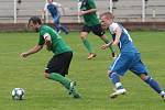 Slušovičtí fotbalisté (modré dresy) doma porazili Velké Karlovice 1:0.