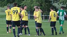 Fotbalisté Újezdu (ve žlutých dresech) zdolali Vysoké Pole 4:2 a před letní pauzou zůstali v čele Ligy4.