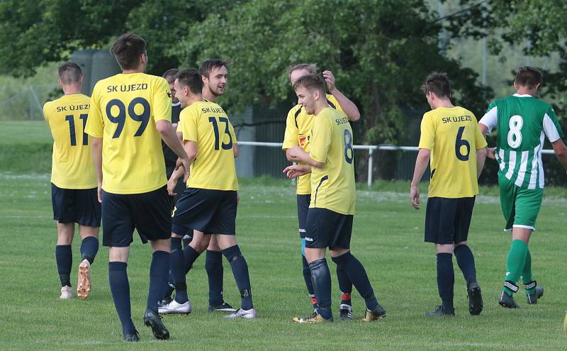 Fotbalisté Újezdu (ve žlutých dresech) zdolali Vysoké Pole 4:2 a před letní pauzou zůstali v čele Ligy4.