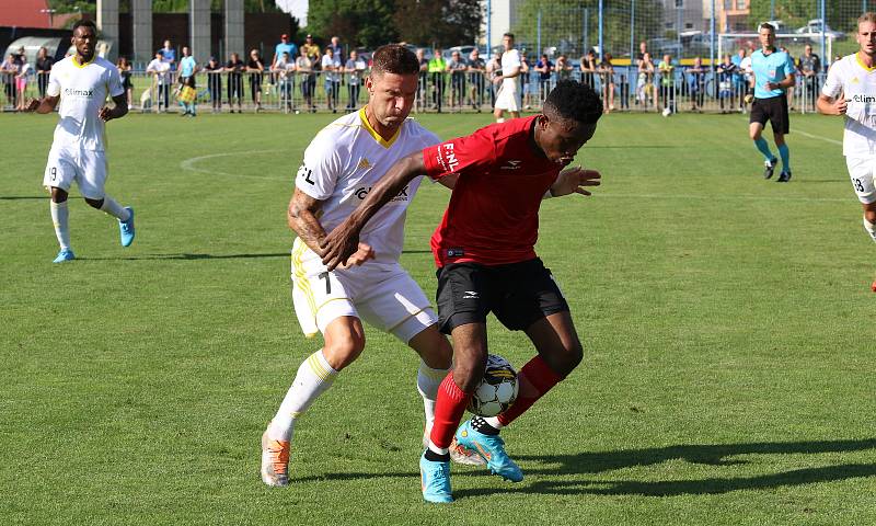 Fotbalisté Zlína (bílé dresy) ve středečním přípravném zápase přehráli druholigový Vyškov 3:0.