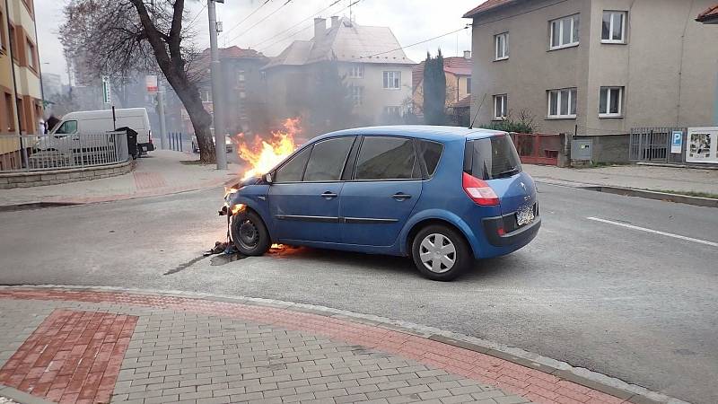 Požár osobního vozidla ve Zlíně na křižovatce ulic Padělky I. a 2. května