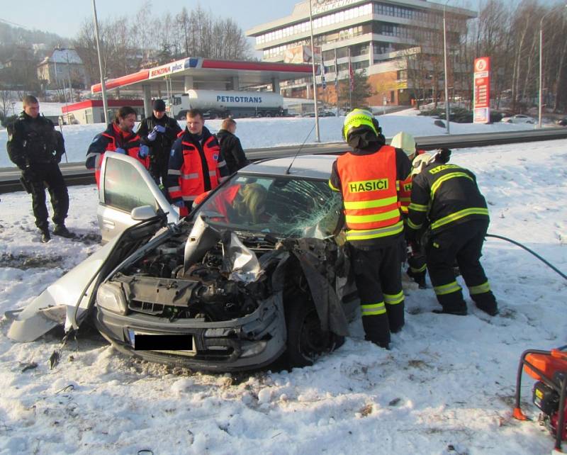 Zraněného řidiče museli hasiči z vozu vyprostit.