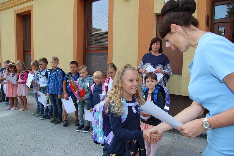 Slavnostní vítání prvňáčků Základní školy Žlutava a zahájení jejich prvního školního roku dne 2. září 2019.