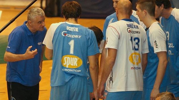 Extraligoví volejbalisté Zlína (v modrém) v 8. kole doma podlehli týmu Karlovarska 1:3.