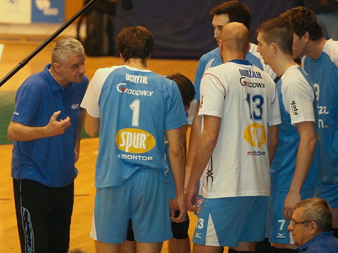 Extraligoví volejbalisté Zlína (v modrém) v 8. kole doma podlehli týmu Karlovarska 1:3.