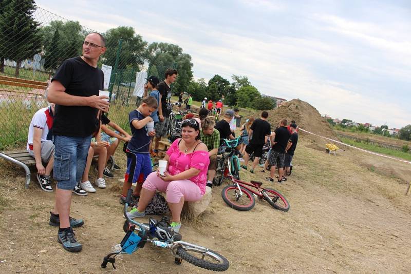 Závody v pumptracku spojené s dirtovou exhibicí se v sobotu 25. července uskutečnily v Otrokovicích za dopravním hřištěm.