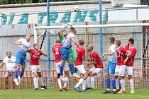 Fotbalisté Otrokovic (v modrobílých dresech) ve druhém kole MSFL doma nestačili na Uherský Brod 0:1.