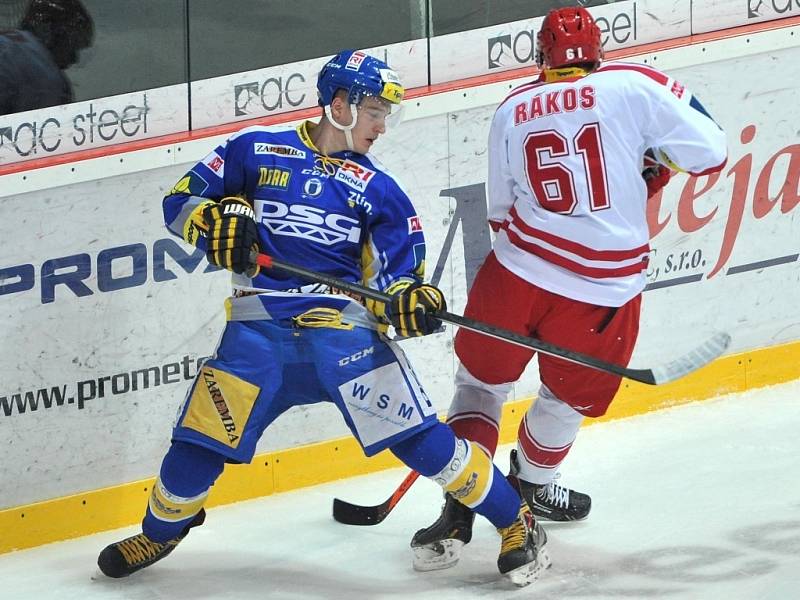 HC Ocelaři Třinec vs. PSG Zlín. (vlevo) Urbanec Patrik, (vpravo) Rákos Daniel. 