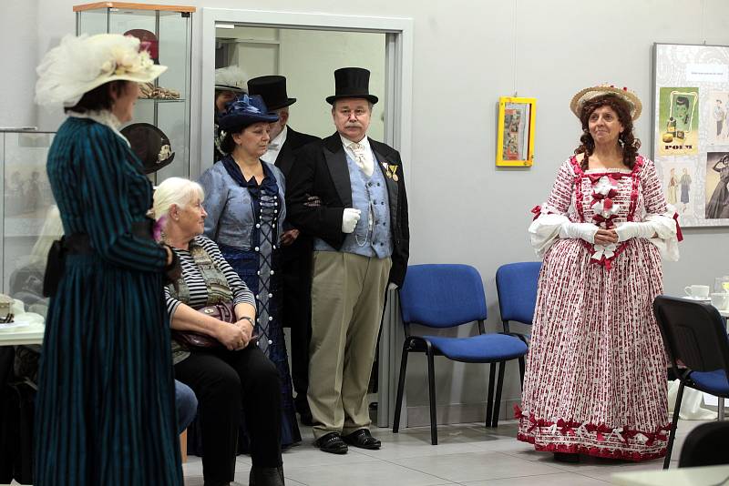 Výstava   Kouzelné módní doplňky v  Městské galerii v Otrokovicích.Módní přehlídka.