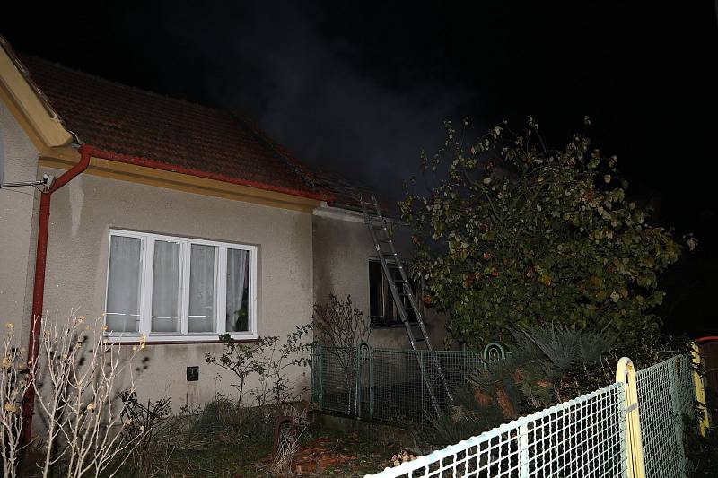 Při požáru rodinného domu se uživatel nadýchal zplodin hoření.