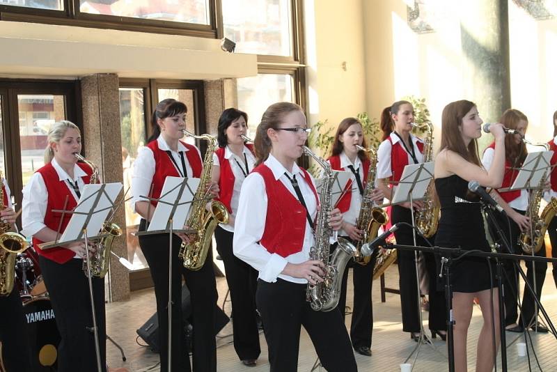 Luhačovický saxofonový orchestr, složený ze samých dívek. Věkové složení orchestru je od základní do střední školy. Jedná se o jediný orchestr svého druhu v ČR.