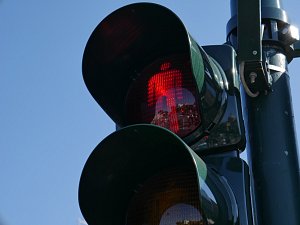 Přechod pro chodce, semafor, červená. Ilustrační foto