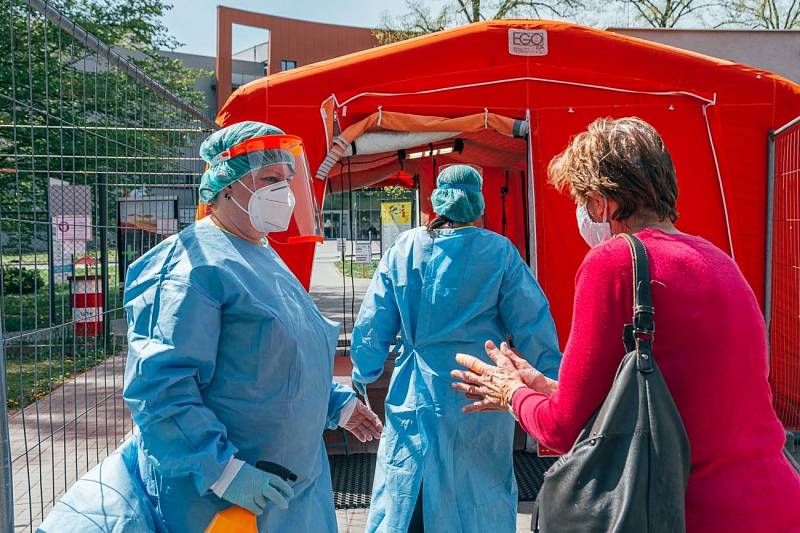 Dezinfekce rukou, měření tělesné teploty s pomocí termokamery a dotaz, kam pacient míří - takové je třídění u vstupu do areálu Uherskohradišťské nemocnice.