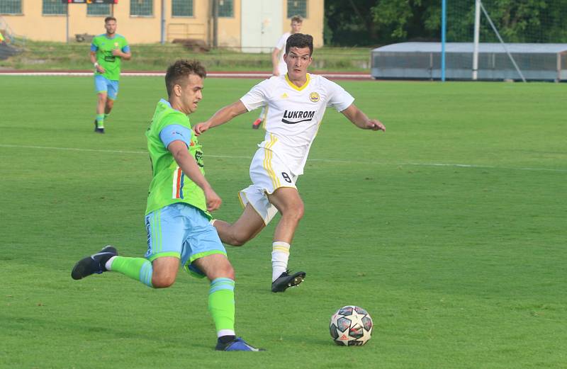 Fotbalisté Zlína B (bílé dresy) na úvod přípravy zvítězili a hřišti v Hranicích na Moravě 4:1.