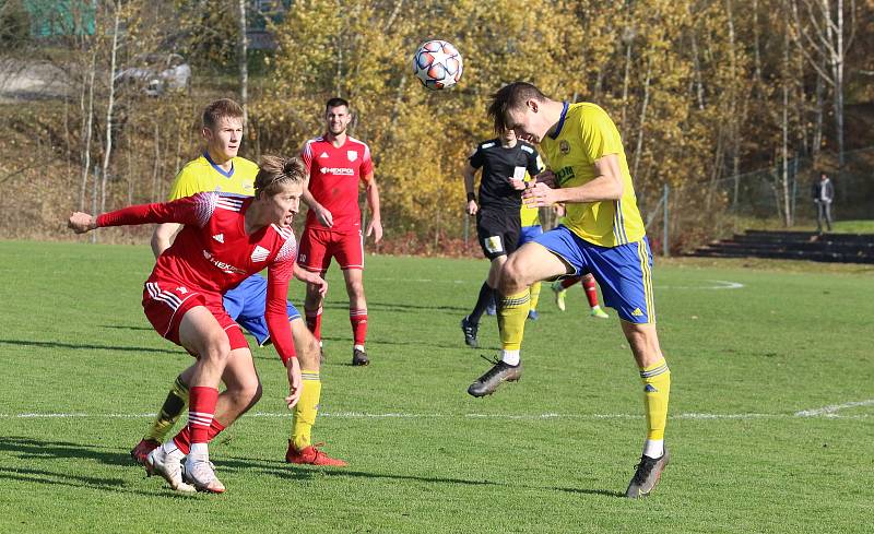 Fotbalisté Zlína B (žluté dresy) v 15. kole MSFL remizovali na Vršavě s Uničovem 1:1. Foto: Jan Zahnaš