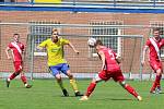 Fotbalisté Zlína B (žluté dresy) v nedělním zápase 29. kole MSFL na Letné remizovali s Frýdkem-Místkem 2:2.