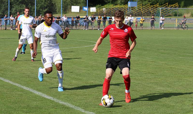 Fotbalisté Zlína (bílé dresy) ve středečním přípravném zápase přehráli druholigový Vyškov 3:0.