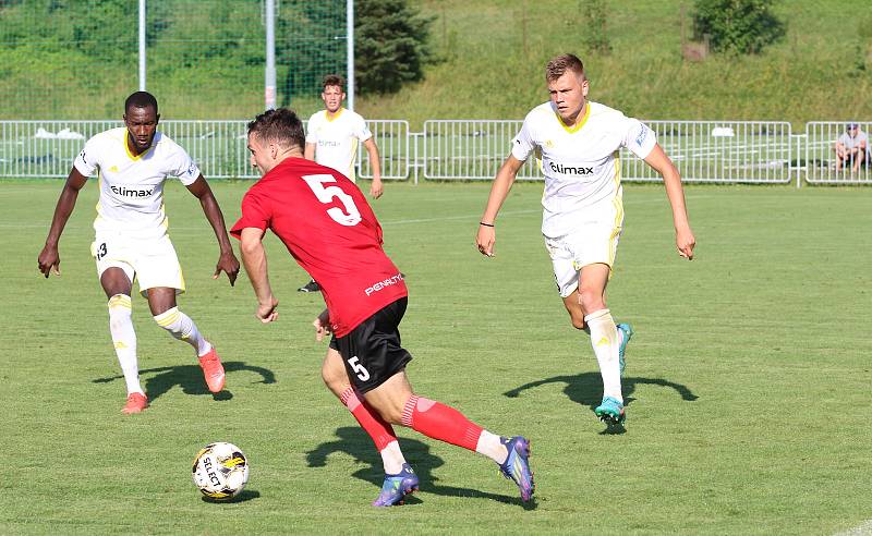 Fotbalisté Zlína (bílé dresy) ve středečním přípravném zápase přehráli druholigový Vyškov 3:0.