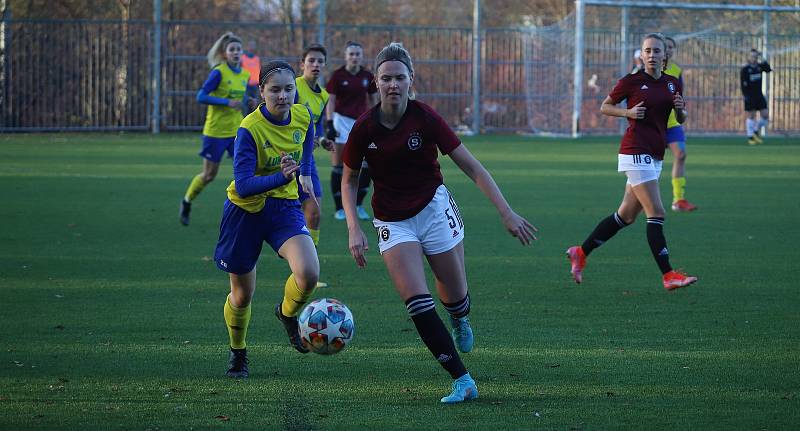 Fotbalistky Zlína (žluté dresy) v posledním podzimním zápase druhé ligy žen prohrály na Vršavě se Spartou Praha B 1:4 a přezimují poslední.