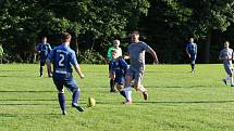 Fotbalisté Kudlova (šedé dresy) v nedělním derby podlehli Provodovu 1:2.