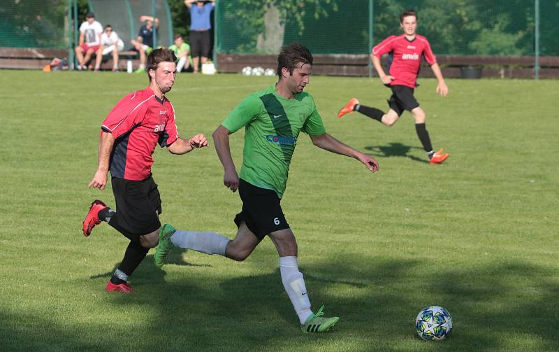 Fotbalisté Slopného (zelené dresy) si v Lize4 poradil s Drnovicemi, které díky hattricku Martina Váni zdolal 3:2. Foto: pro Deník/Jan Zahnaš