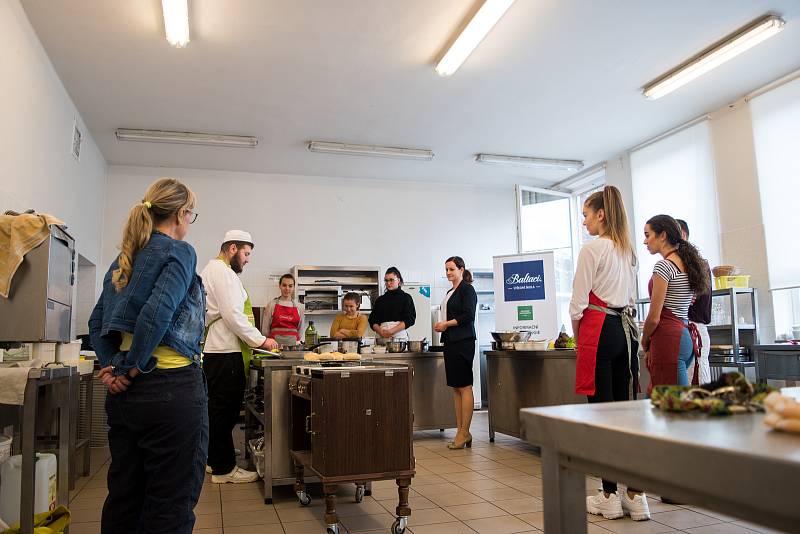 Finalistky Miss OK ze Zlínského kraje se učily vařit na Střední škole Baltaci.