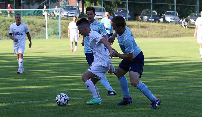 Fotbalisté Kostelce odehráli derby proti Fryštáku. V divokém zápase prohráli 3:4.