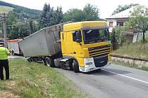 V Bohuslavicích u Zlína sjel náklaďáku návěs do příkopy.