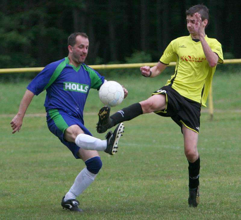 Fotbalisté Žlutavy (ve žlutém) proti Doubravám