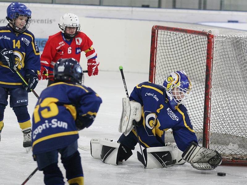 Mladí hokejoví Berani Zlín (v modrém) v duelu hráčů ročníku narození 2014 změřili v sobotu síly s Uherským Hradištěm.