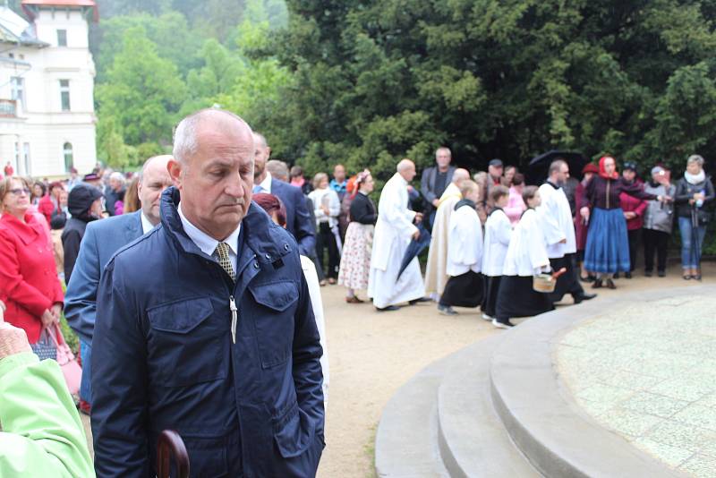 Žehnání pramenům. „Jde o děkovnou modlitbu, že v tomto kraji, našem městě i farnosti jsou léčivé prameny,“ vysvětlil farář Hubert Wojcik.