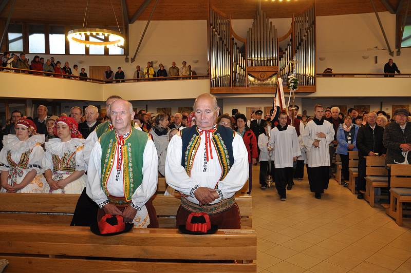 Slavnostní mše svatá. Po ní následovalo svěcení pramenů luhačovickým farářem Hubertem Wojcikem.  foto: Renáta Večerková