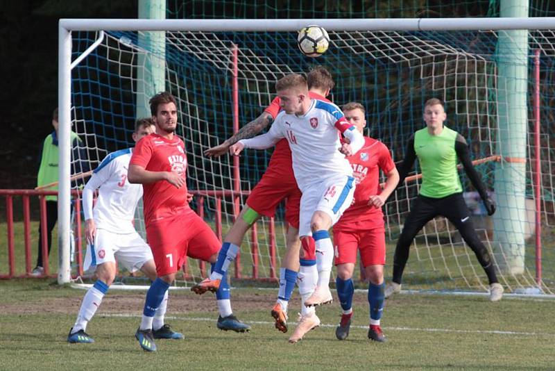 Otrokovičtí fotbalisté (v červených dresech) v generálce na jarní část MSFL podlehli české reprezentaci do devatenácti let 1:2.