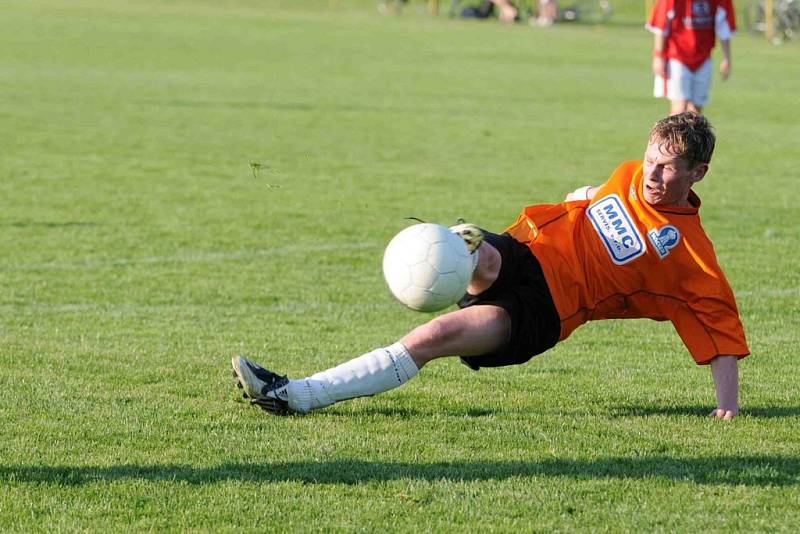 Okresní přebor: Tečovice (v červeném) - Nevšová 3:1 (3:0)