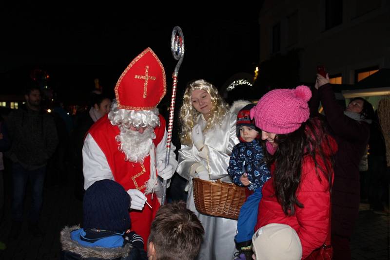 V Tlumačově rozsvítili vánoční stromek. Předtím si užili adventní jarmark