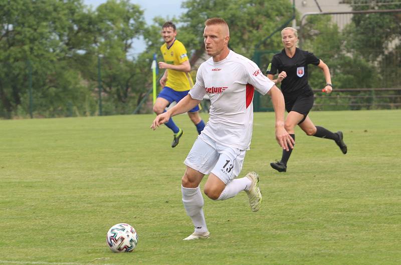 Fotbalisté Luhačovic (ve žlutých dresech) zvítězili na hřišti Sokola Veselá 4:3.