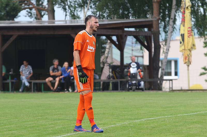 Fotbalisté Luhačovic (ve žlutých dresech) zvítězili na hřišti Sokola Veselá 4:3.