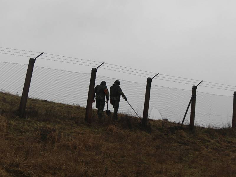 300 vojáků a policistů střeží a čistí Vrbětickou bezpečnostní zónu