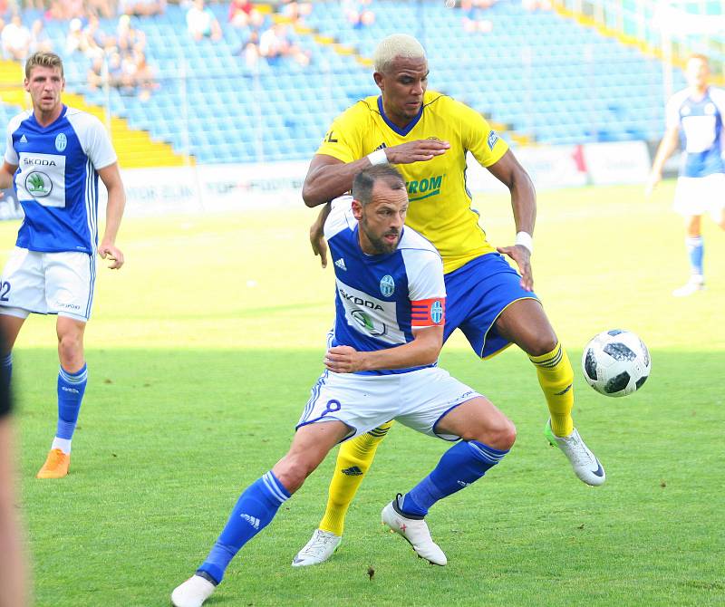 Fotbalisté Zlína (ve žlutých dresech) se v úvodním zápase nové sezony utkali s Mladou Boleslaví. Zápas nedohrál domácí kapitán Lukáš Železník. Foto: Deník/Libor Kopl