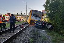 Řidič osobního auta nepřežil na přejezdu ve zlínských Loukách srážku s osobním vlakem. 24. 7. 2022.