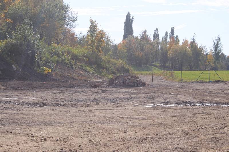 Po zbouraném torzu na Jižních svazích zůstává skládka suti a stavebního materiálu. Město zde plánuje vybudovat dočasné parkoviště.