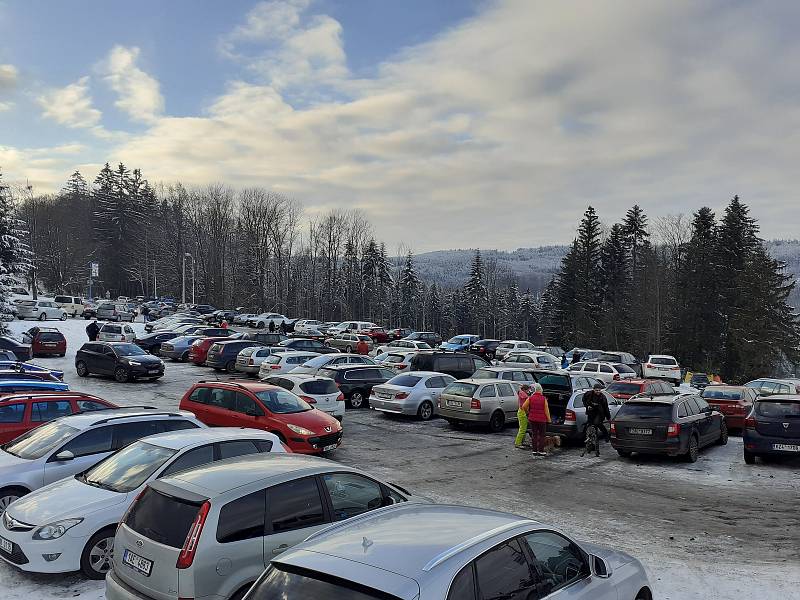 Skiareály ve Zlínském kraji praskaly o víkendu ve švech. Přesto si lidé zimní radovánky užili. Troják na Kroměřížsku.