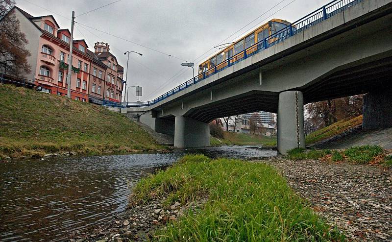 Přibližně měsíc trvající suché počasí ve Zlíně snížilo hladinu řeky Dřevnice na minimum. (snímek z pondělí 21. listopadu)