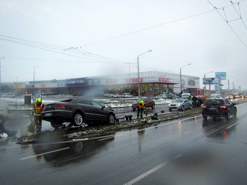 Krátce po 15. hodině ve čtvrtek, narazilo osobní vozidlo Volkswagen Passat do semaforu na křižovatce u fastfoodu ve Zlíně-Malenovicích.