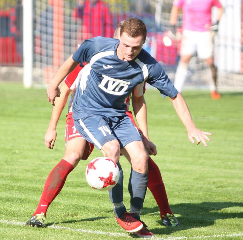 Fotbalisté Brumova (bílo-červení) v 11. kole divize E remizovali v derby se Slavičínem 1:1.